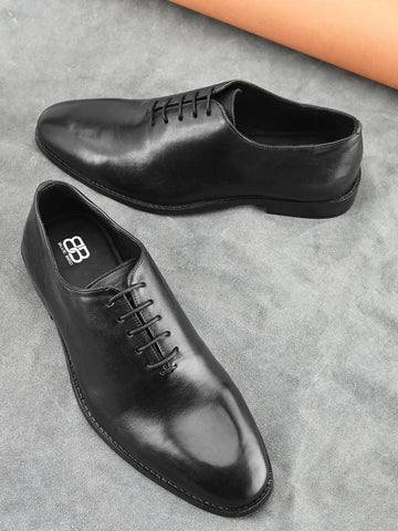 Understated Black Goodyear-Welted Shoes for Everyday Comfort